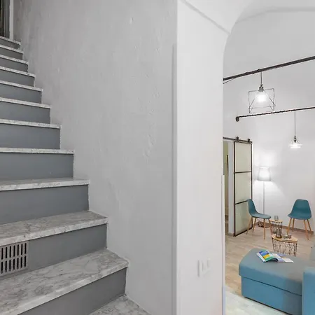 Saro House, Centre Apartment For 6 - Happy Rentals *